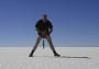 (c) Copyright - Raphael Kessler 2011 - Bolivia - Salar de Uyuni - Micha pointing up